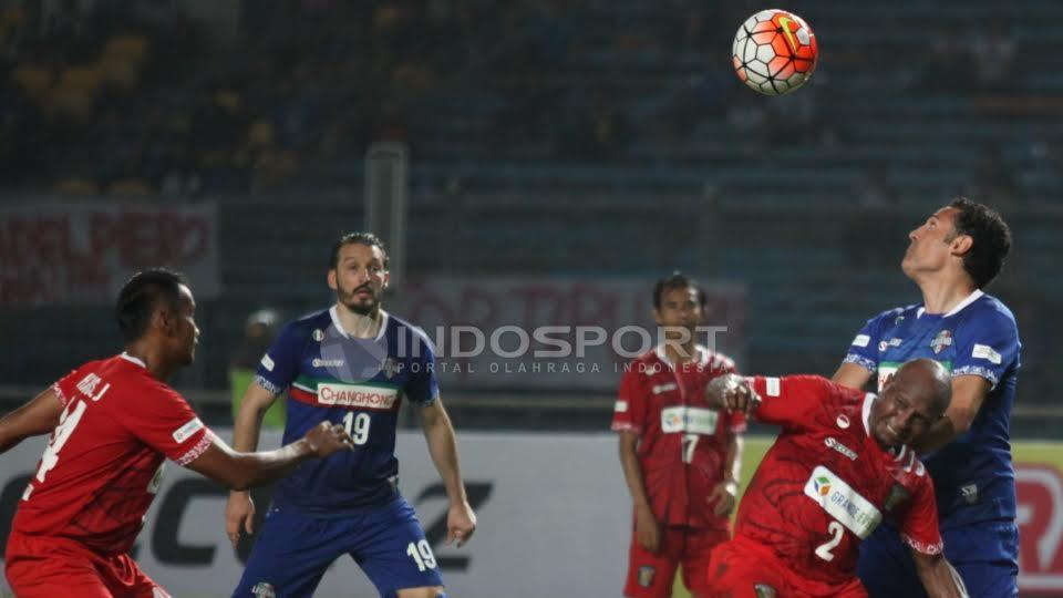 Pemain Primavera Baretti Alex Pulalo (kanan bawah) duel udara dengan pemain Calcio Legend.